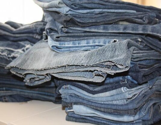 В Латвії заборонили викидати старий одяг