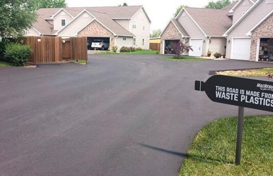 Шотландська компанія будує дороги з пластикових відходів