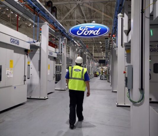 Ford рятує планету від сміття, переробляючи пластикові пляшки для інтер’єру авто