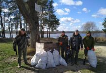 Житомирский рыбоохранный патруль с активистами убрали берег реки Тетерев