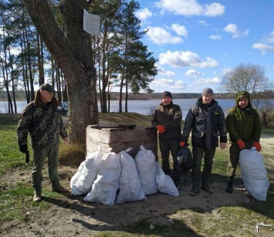 Житомирський рибоохоронний патруль з громадськими активістами прибрали берег річки Тетерів