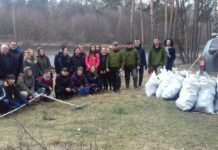В Житомире рыбоохранный патруль вместе со студентами убрали берега Тетерева