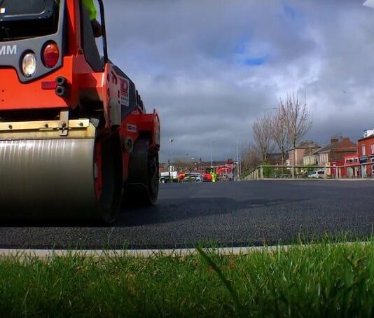 Асфальт, який роблять з переробленого пластику у 10 разів міцніший за звичайний