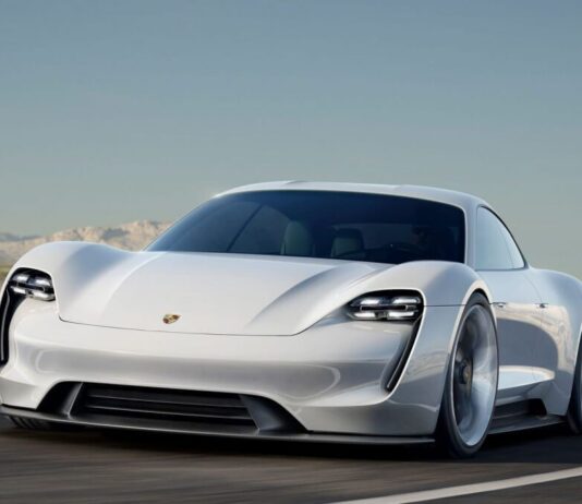 Porsche випустив перший електромобіль