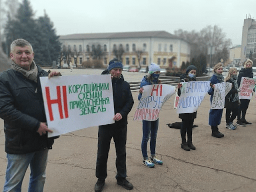 Суд дослухався до думки громади, незаконну вирубку дубів в Омелянівці припинено