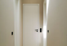 Білі двері без турбот: як зберегти ідеальну чистоту та свіжість на роки