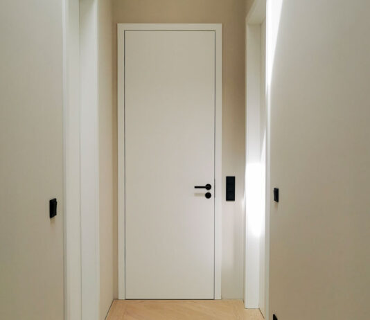 Білі двері без турбот: як зберегти ідеальну чистоту та свіжість на роки